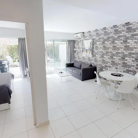 Superbe 2p Rénové Avec Jardin, Piscine Et Proche à - Fr-1-196-164 * Mentone